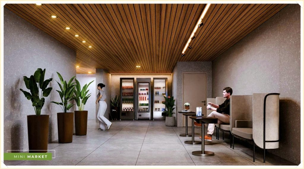 Interior de um espaço com decoração moderna, incluindo plantas em vasos, um mini mercado e duas pessoas conversando em móveis elegantes.