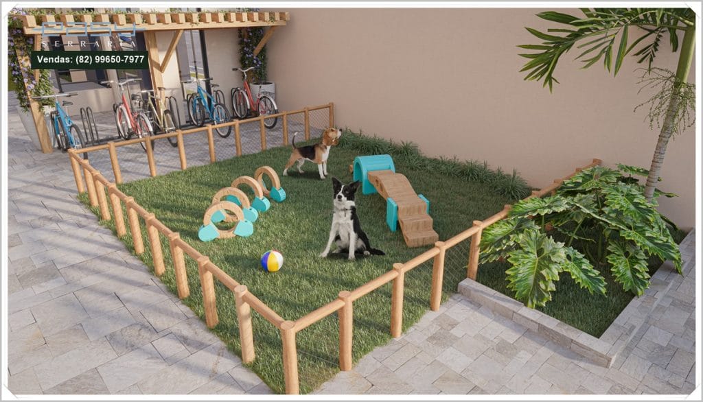 Espaço externo com grama e cercas, apresentando dois cães brincando, brinquedos para pets e bicicletas ao fundo.