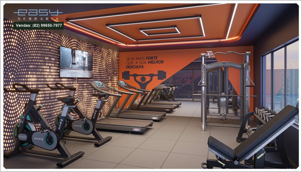Sala de ginástica moderna, com equipamentos de musculação e cardio, iluminação laranja e painel informativo na parede.