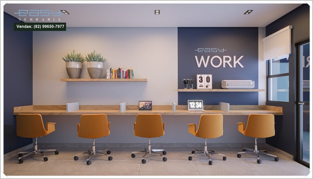 Espaço de trabalho com quatro cadeiras laranja, estante com plantas e livros, e mesas com computadores projetadas em tons neutros.