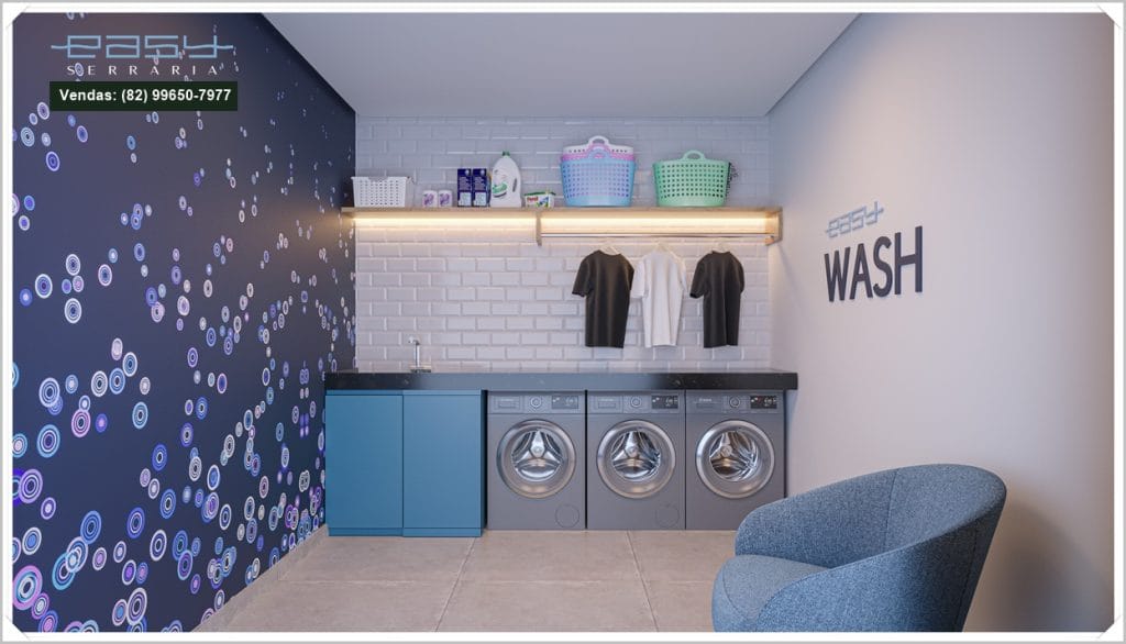 Ambiente de lavanderia moderno com paredes decoradas em azul e branco, máquina de lavar, roupas penduradas e prateleiras organizadoras.