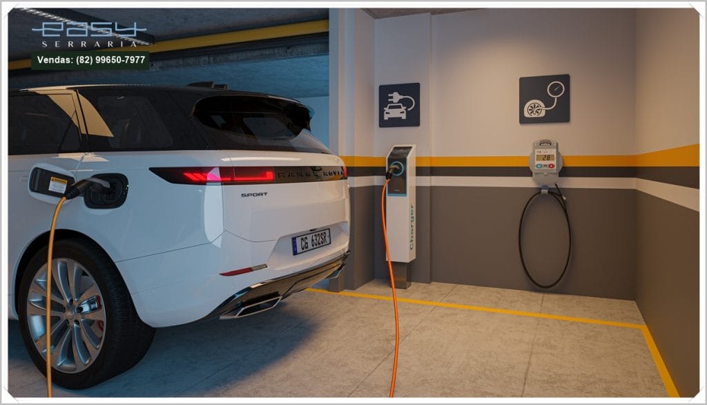 Veículo elétrico branco estacionado em área coberta, conectado a uma estação de carregamento, com paredes em tons neutros e detalhes em amarelo.