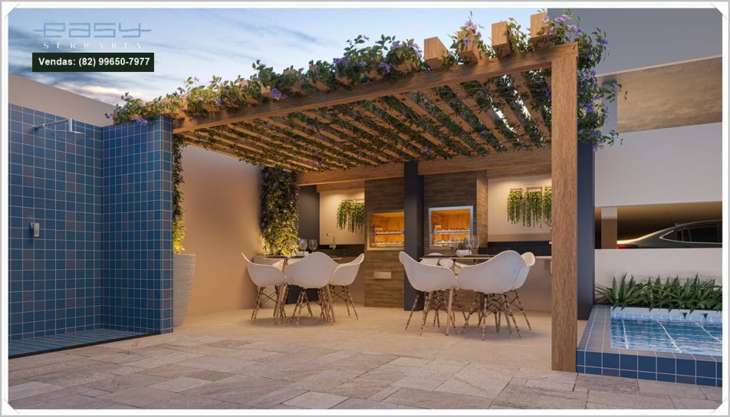 Área externa com espaço gourmet, mesa e cadeiras brancas sob pergolado de madeira, decorado com plantas. Azulejos azul e piscina ao fundo.