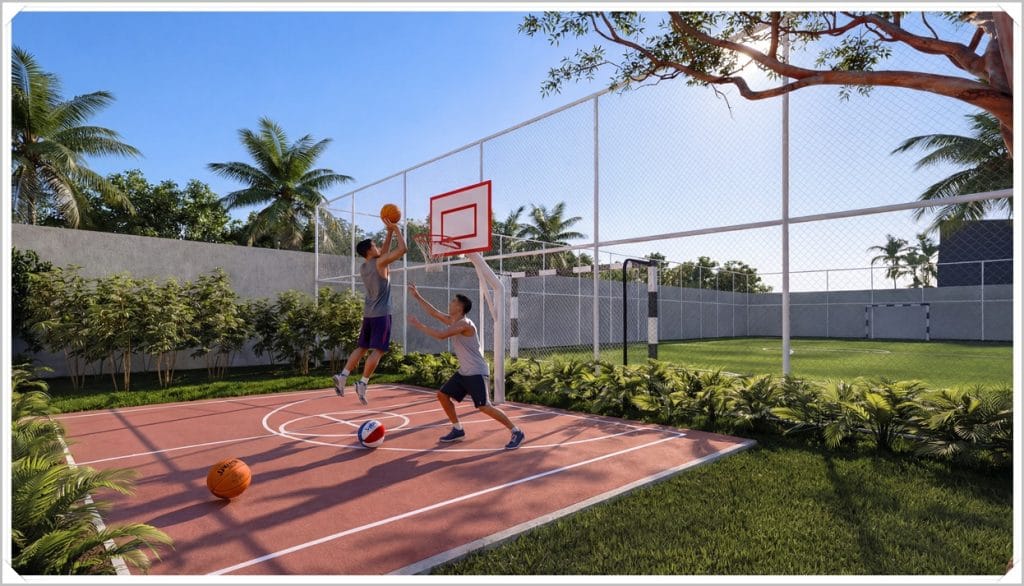 Dois jovens jogando basquete em uma quadra ao ar livre, rodeada por plantas verdes e palmeiras, sob um céu claro.
