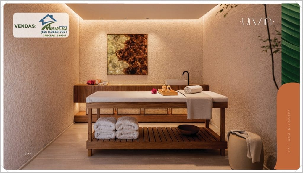 Spa minimalista com parede texturizada, mesa de tratamento de madeira, toalhas brancas empilhadas e ambiente acolhedor iluminado suavemente.