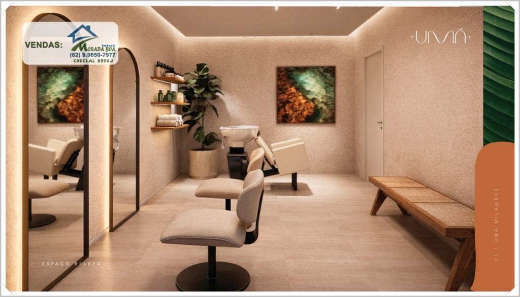 Interior de um salão de beleza com cadeiras modernas, espelhos, prateleiras organizadas e decoração em tons neutros e verdes.