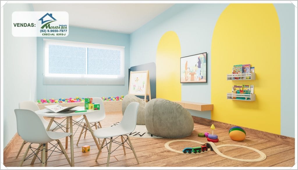 Sala de jogos com paredes azuis e amarelas, mesa branca, cadeiras, brinquedos coloridos e área de recreação com bolas.