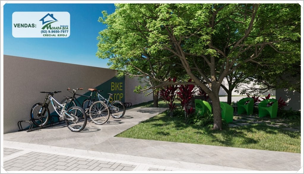 Espaço ao ar livre com bicicletas estacionadas, plantas verdes e cadeiras coloridas, em um ambiente moderno e acolhedor.
