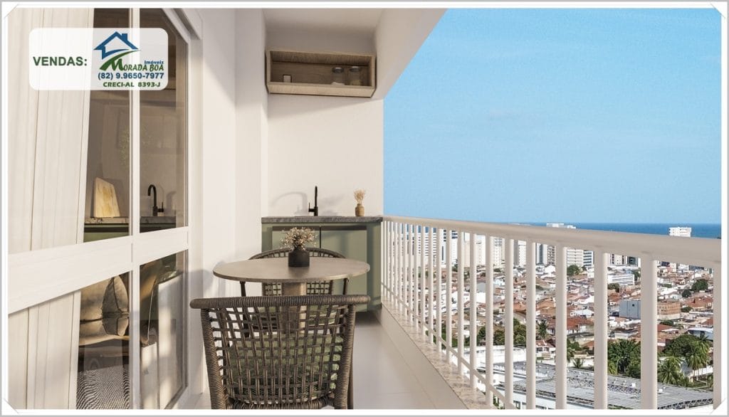 Sacada com mesa redonda e cadeiras de vime, vista para a cidade e o mar ao fundo. Equipamentos modernos em ambiente claro e arejado.