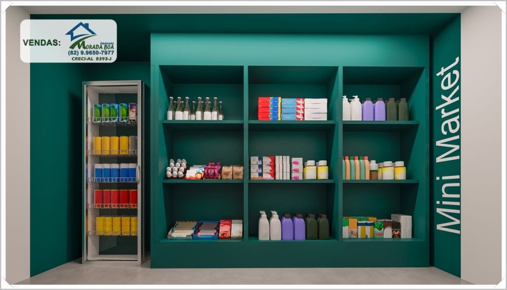 Prateleiras verdes organizadas com produtos de limpeza e alimentos, destacando um refrigerador ao lado. Logo da imobiliária no canto superior esquerdo.
