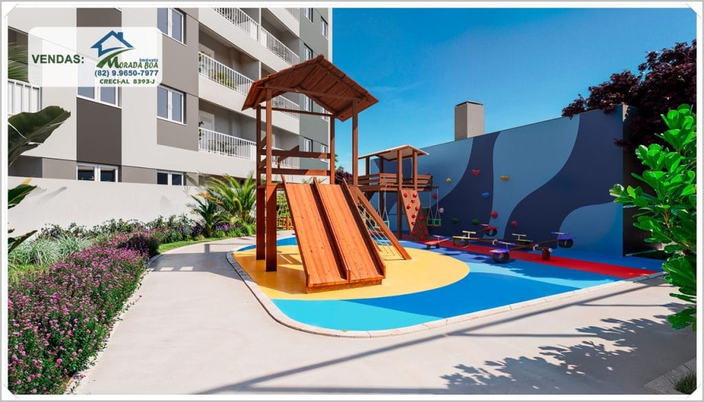 Área de recreação com escorregador e estrutura de madeira, cercada por plantas e pintura colorida no chão, em um ambiente moderno.