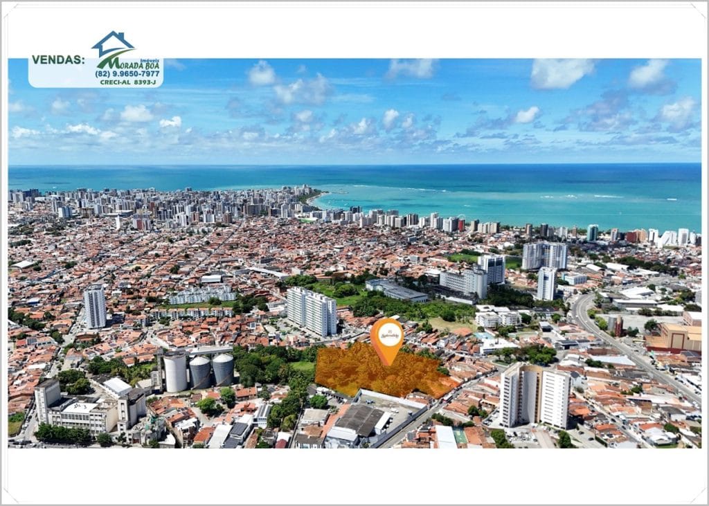Vista aérea do Bairro do Poço, em Maceió, mostrando áreas urbanas, prédios e o litoral ao fundo, com céu azul e nuvens.